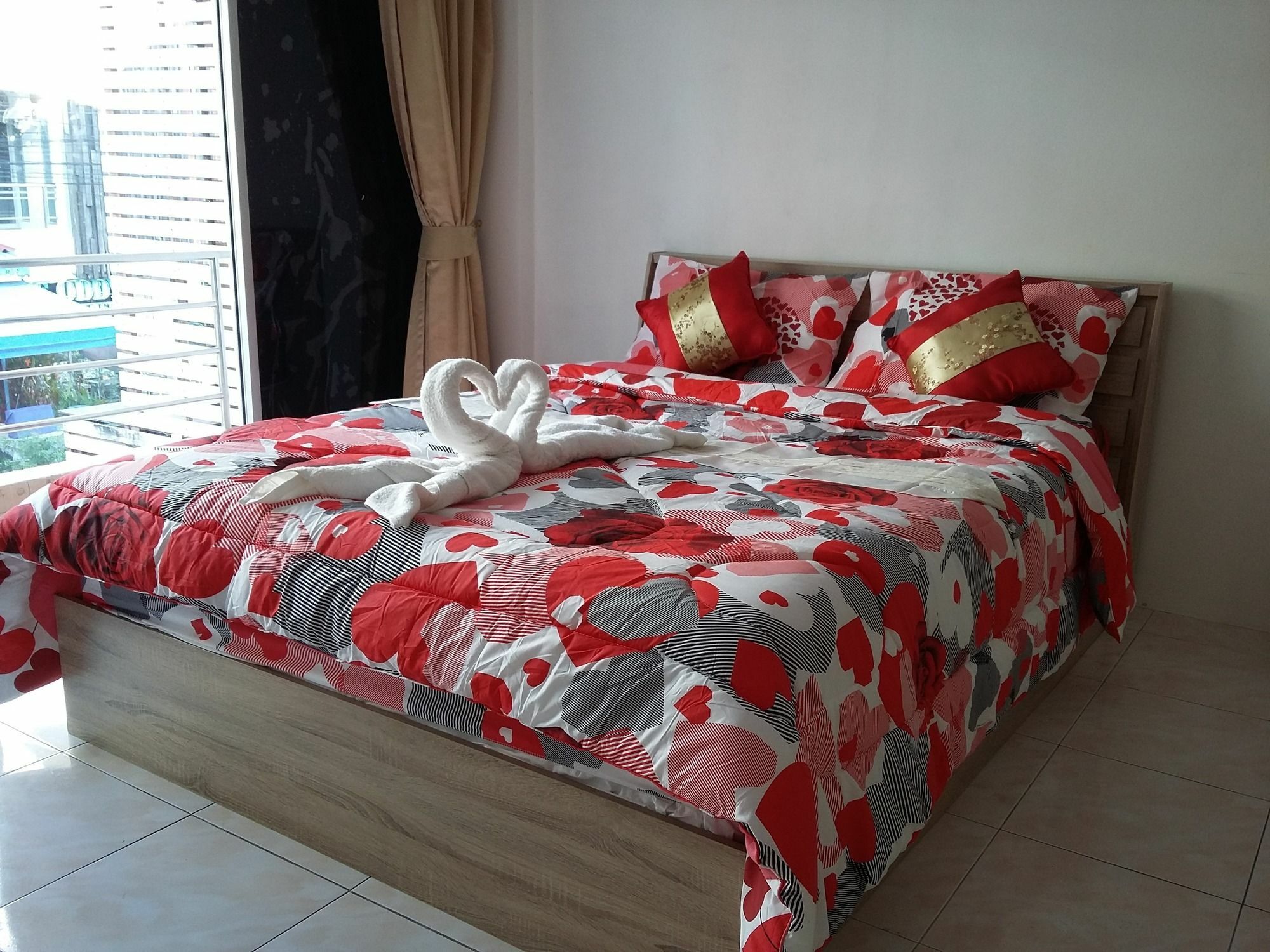 Sunshine Guesthouse Patong Екстериор снимка